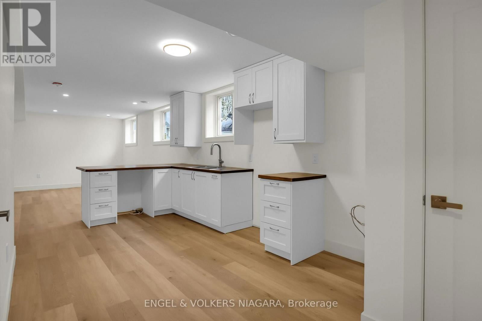 154 ROOSEVELT AVENUE Image 29