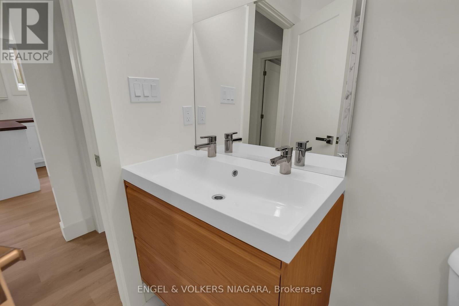 154 ROOSEVELT AVENUE Image 36