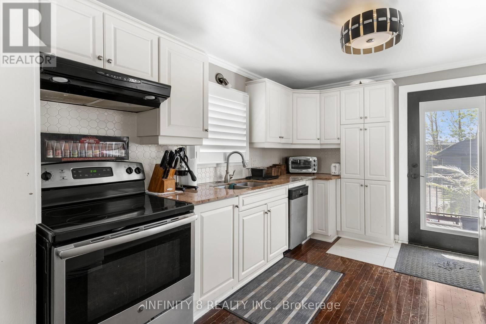 216 BEATRICE STREET Image 10