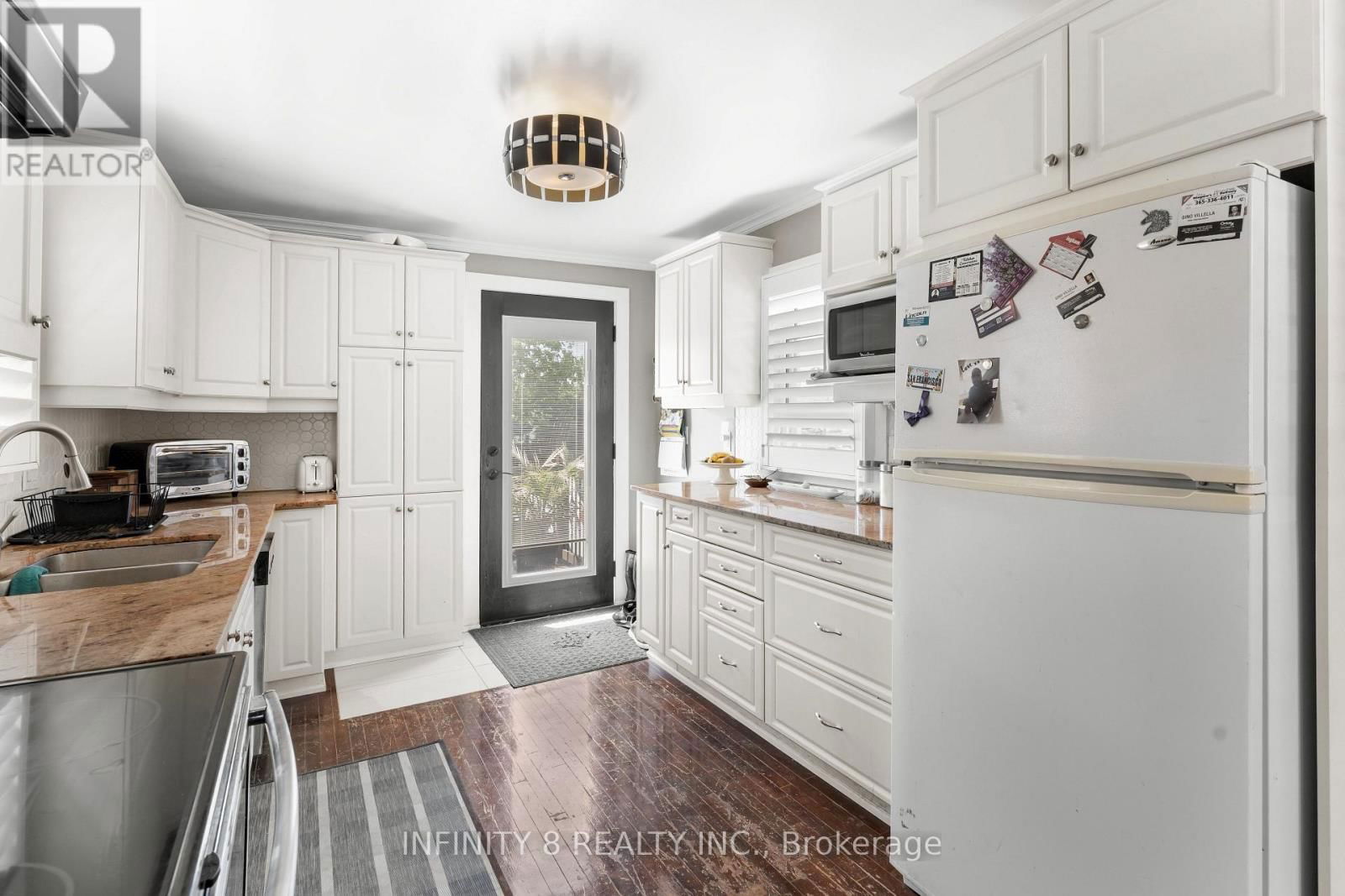 216 BEATRICE STREET Image 11