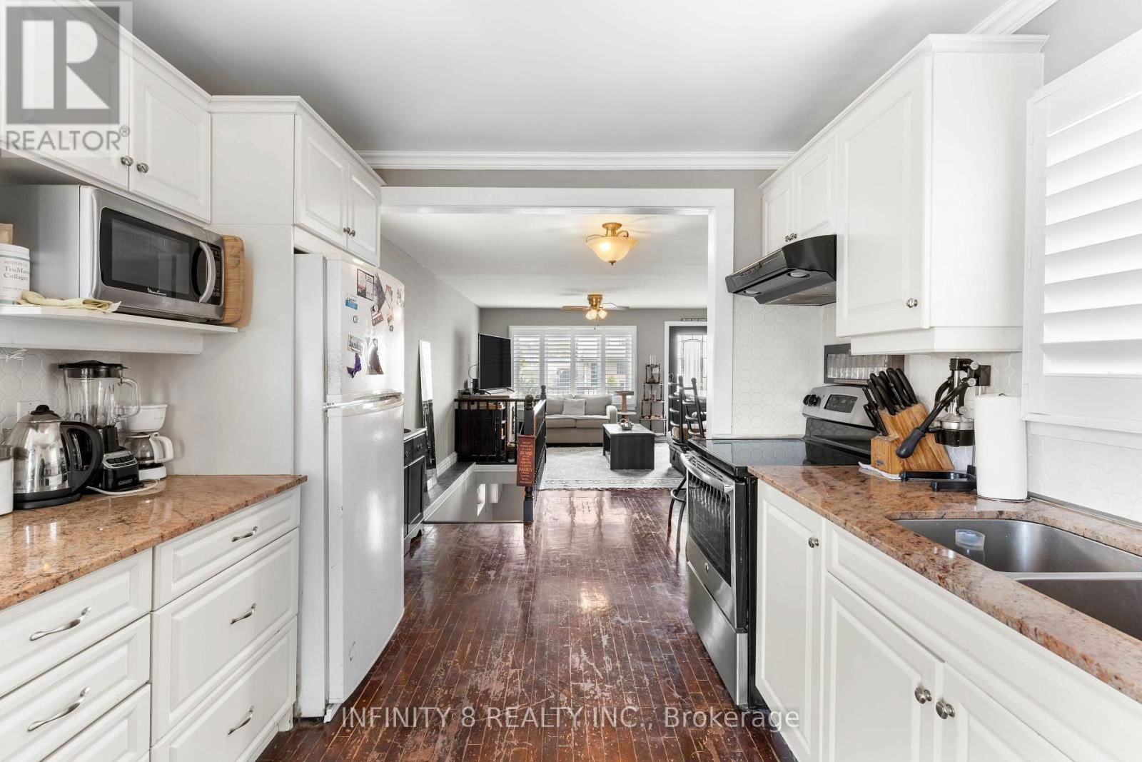 216 BEATRICE STREET Image 12