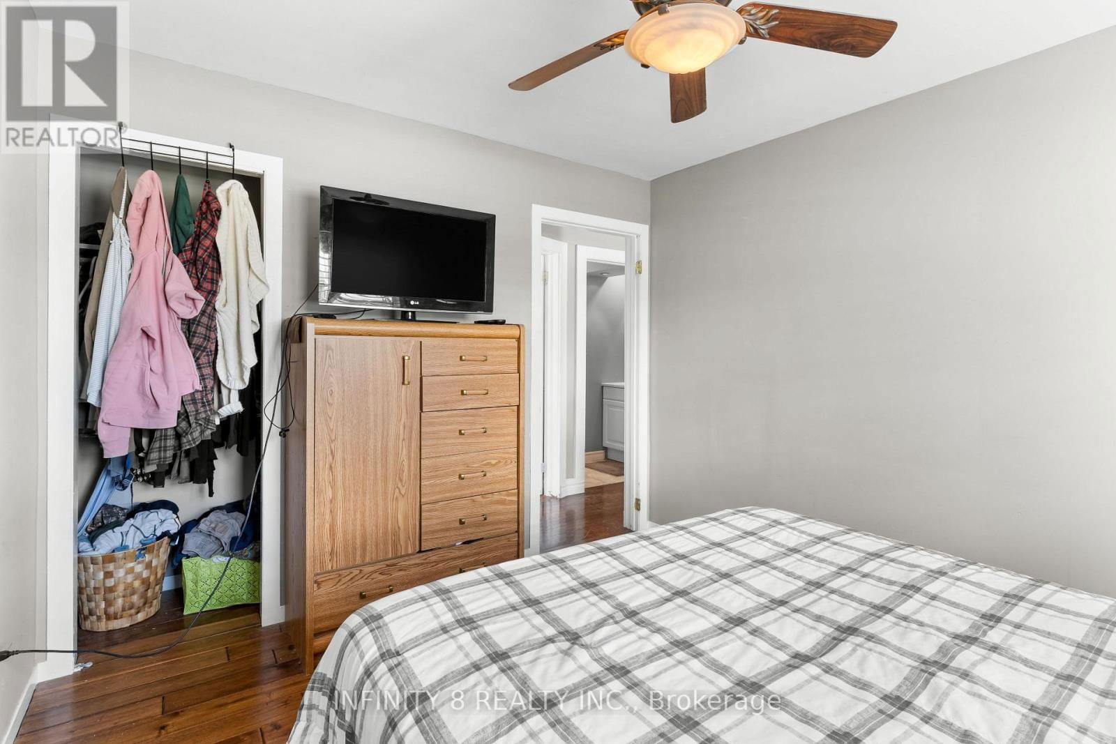 216 BEATRICE STREET Image 15