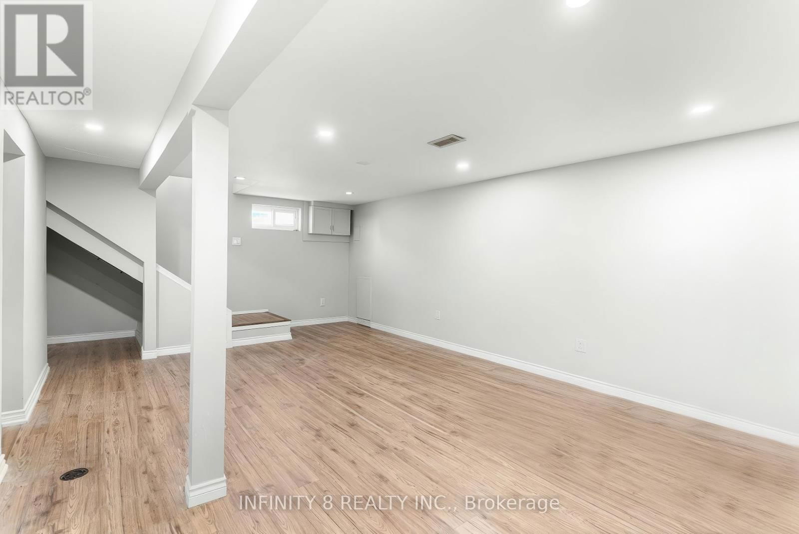 216 BEATRICE STREET Image 17