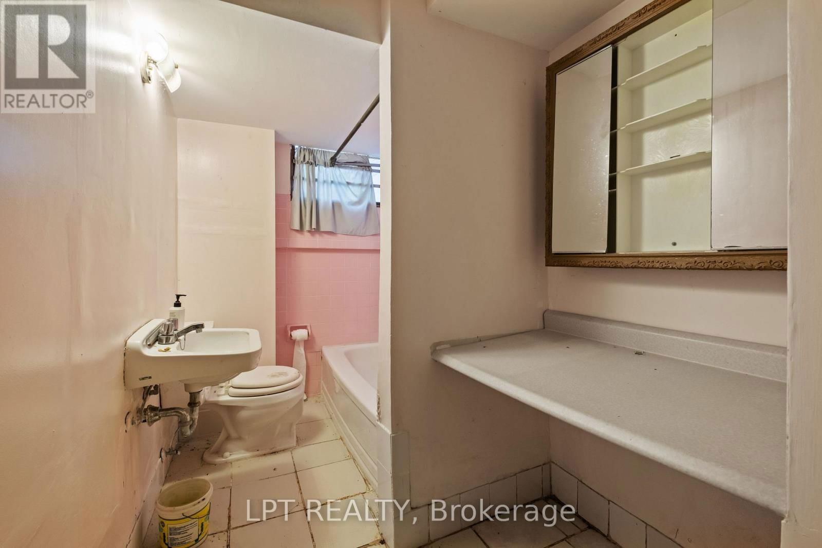 32 JANE AVENUE Image 25