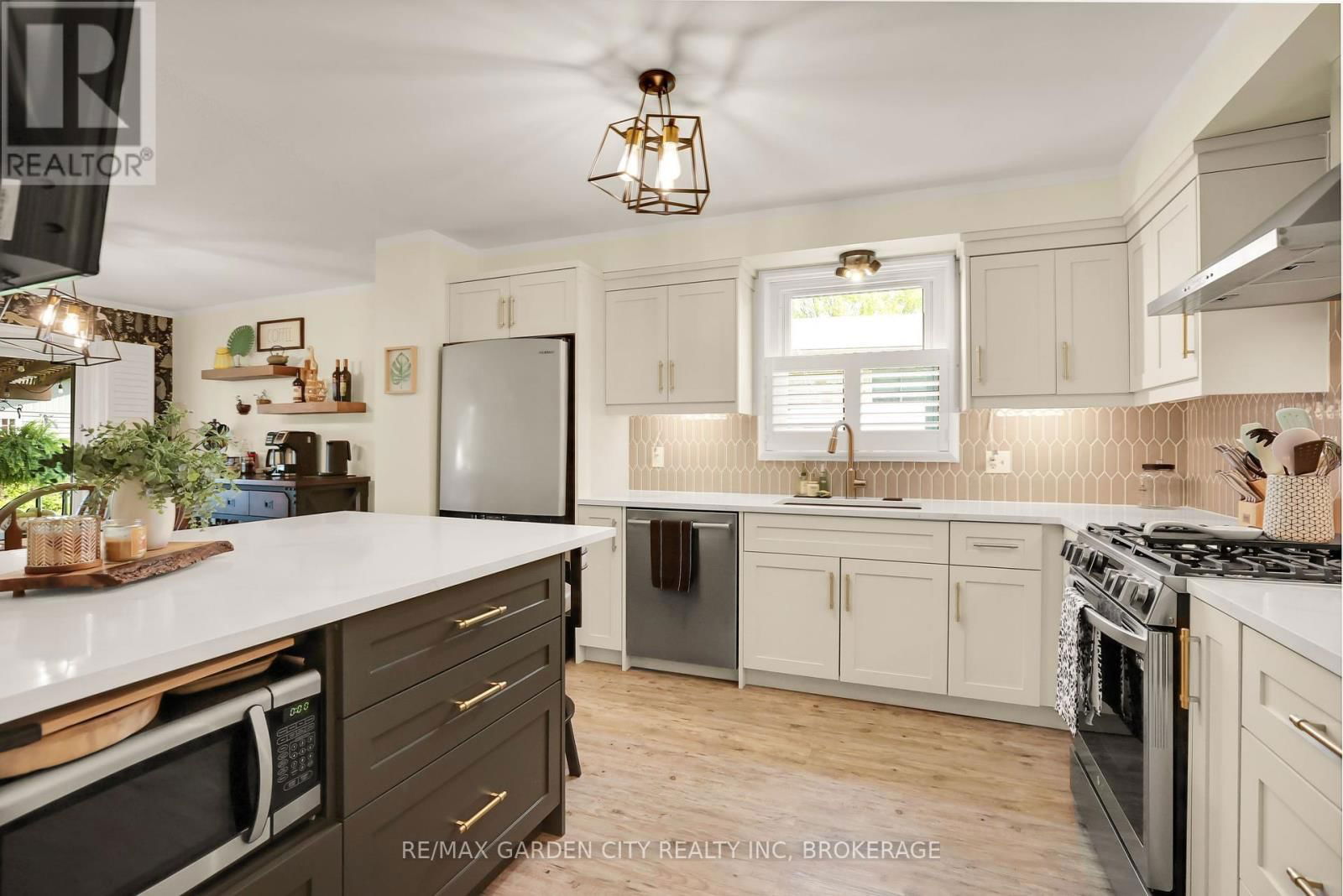 8 LAMPMAN CRESCENT Image 10