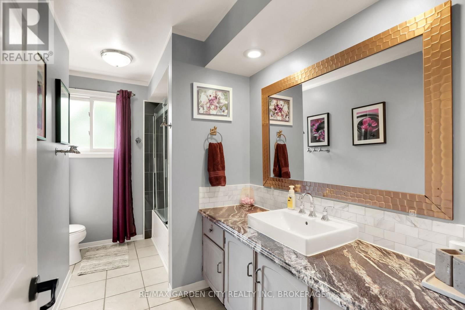 8 LAMPMAN CRESCENT Image 22