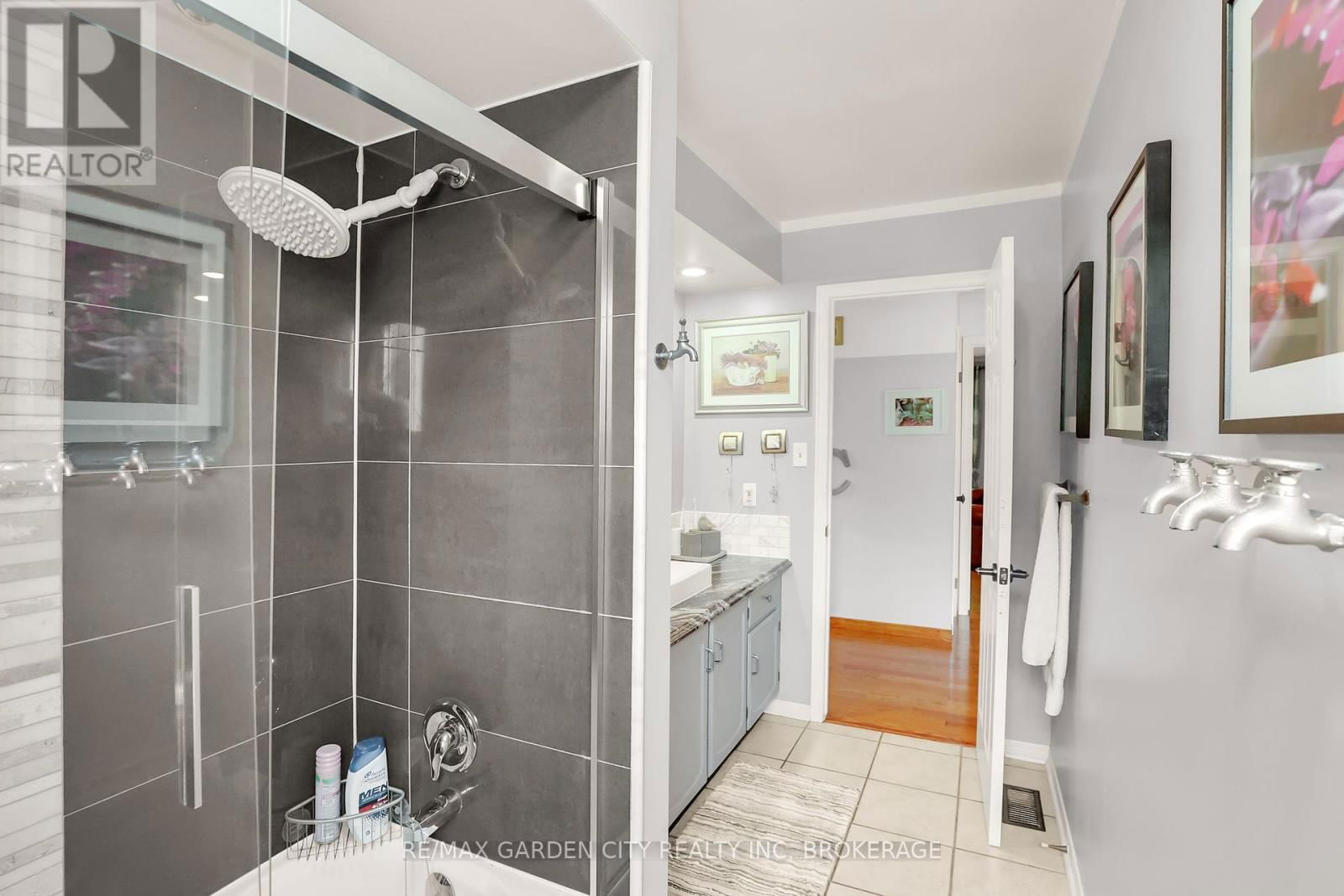 8 LAMPMAN CRESCENT Image 23
