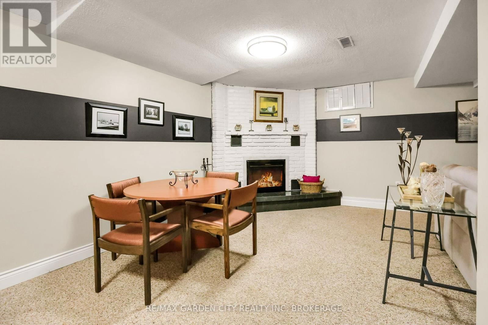 8 LAMPMAN CRESCENT Image 26