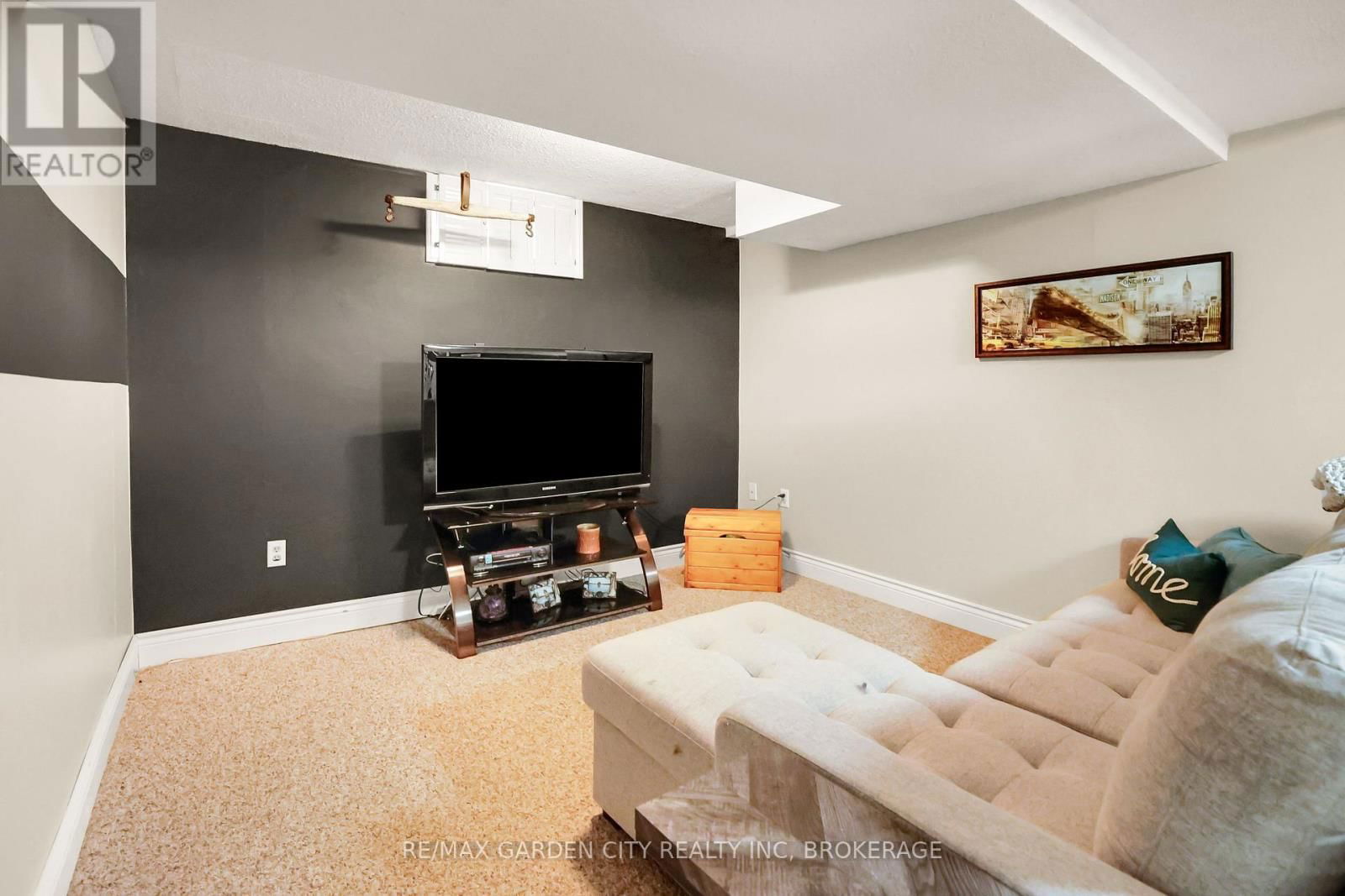 8 LAMPMAN CRESCENT Image 27