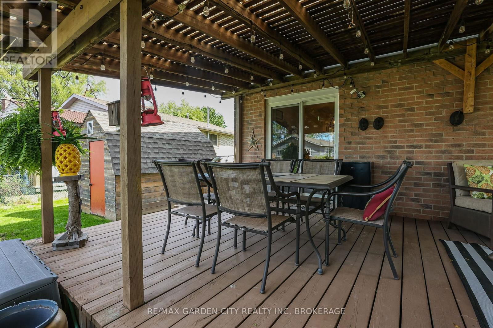 8 LAMPMAN CRESCENT Image 29