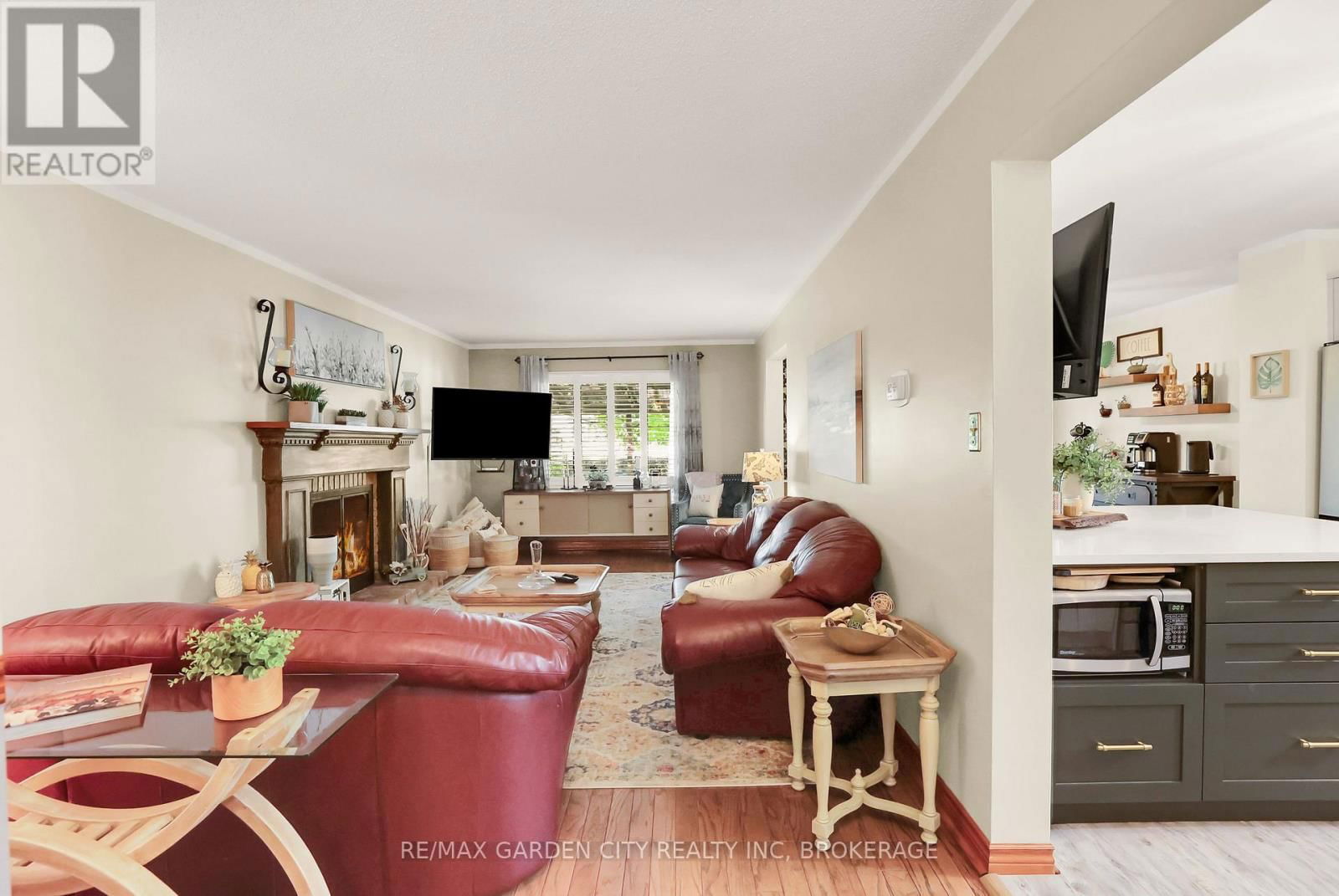 8 LAMPMAN CRESCENT Image 3