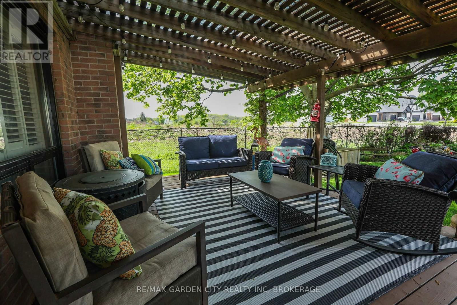 8 LAMPMAN CRESCENT Image 30
