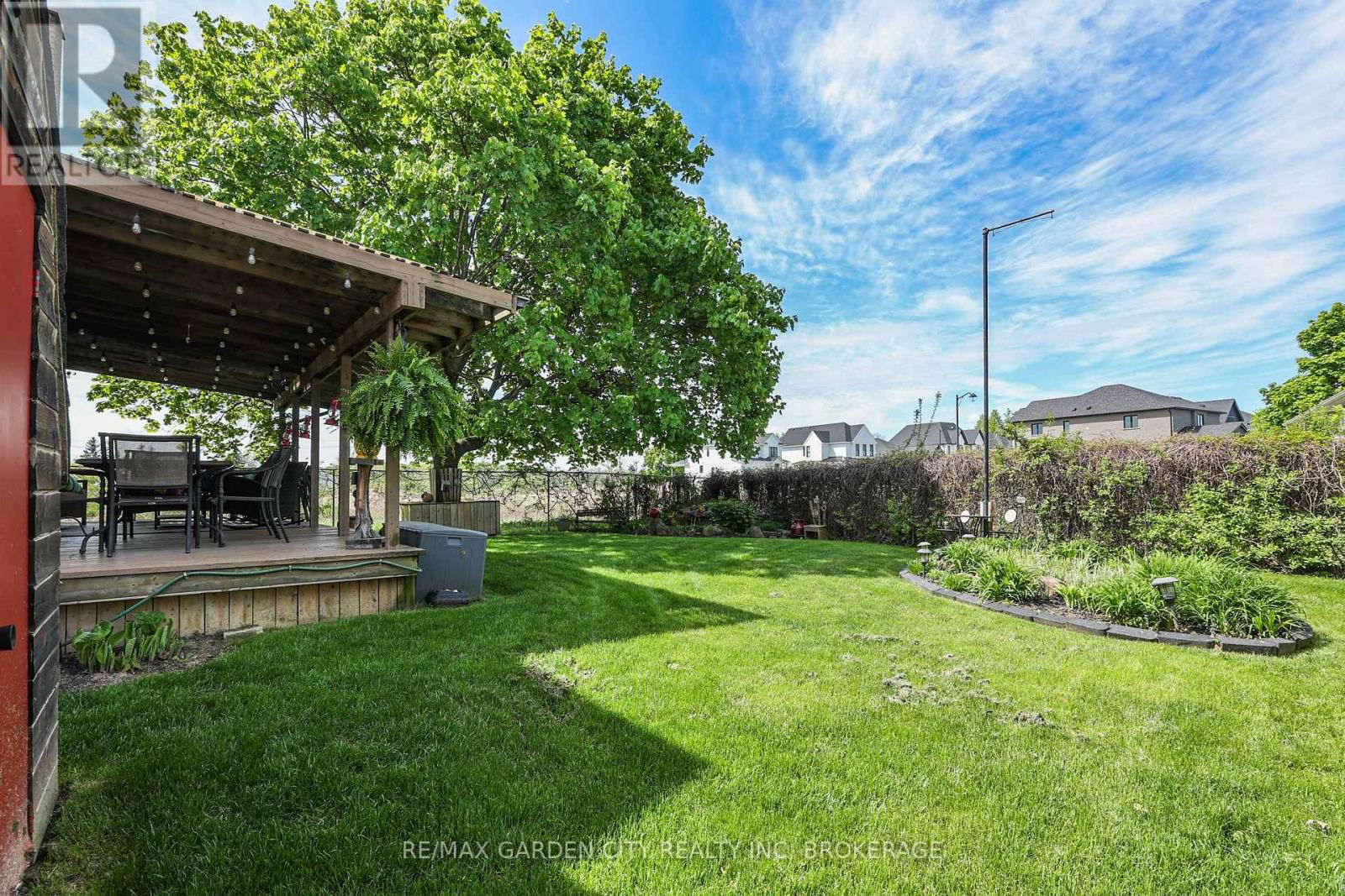8 LAMPMAN CRESCENT Image 32