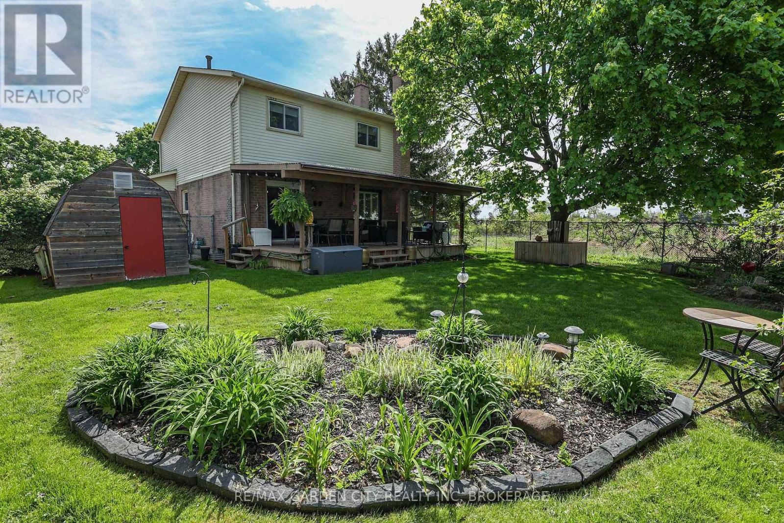8 LAMPMAN CRESCENT Image 33