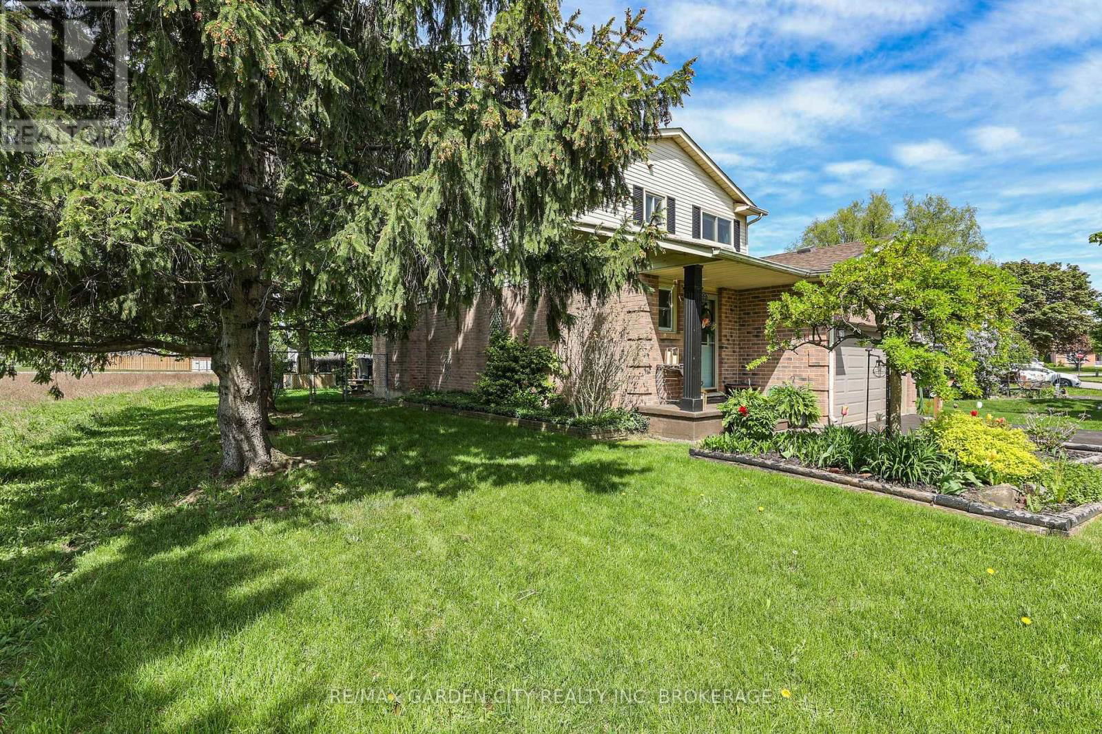 8 LAMPMAN CRESCENT Image 36