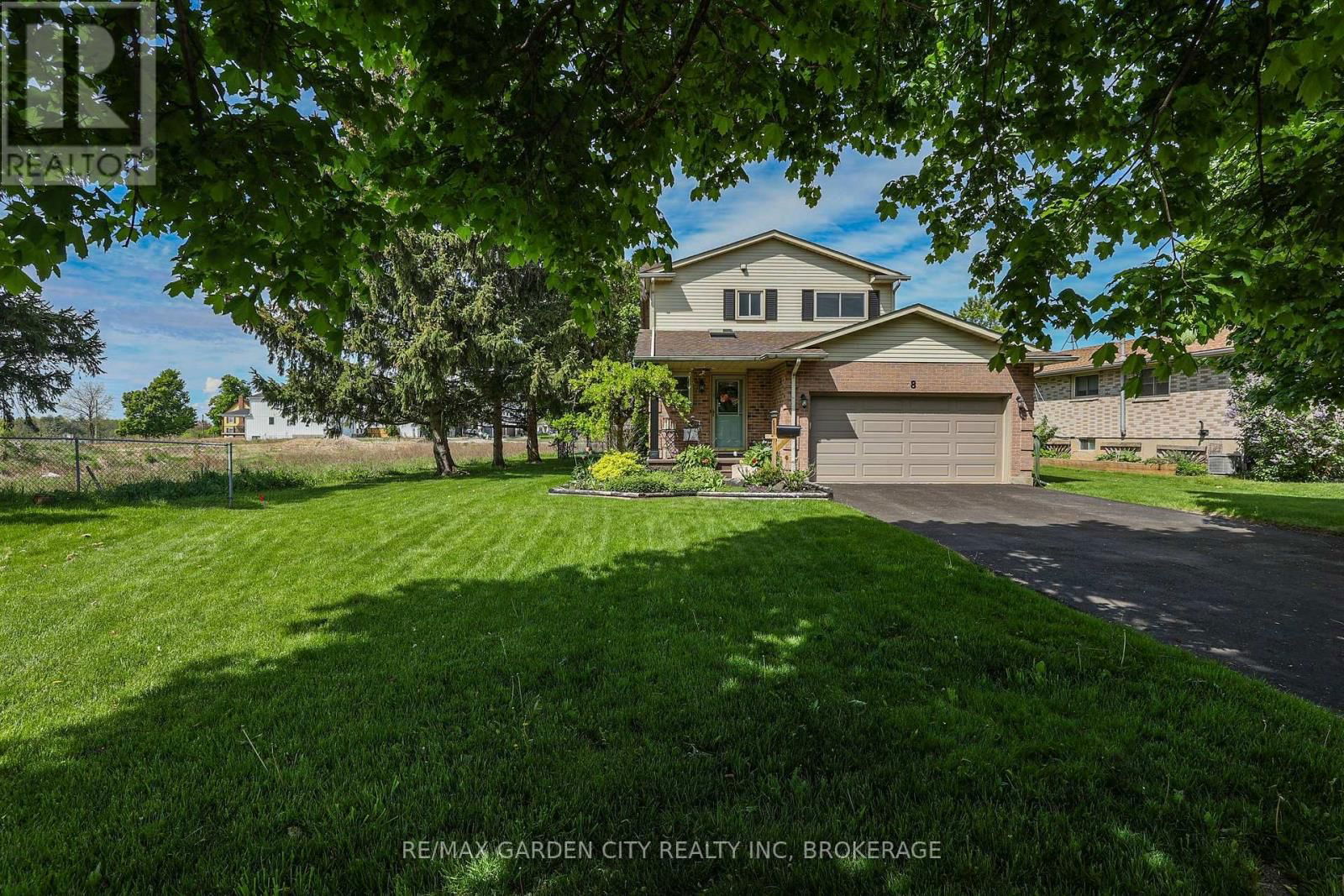 8 LAMPMAN CRESCENT Image 38