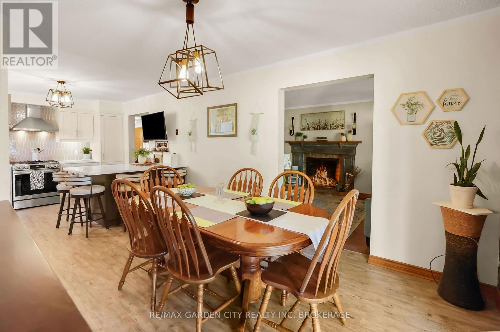 8 LAMPMAN CRESCENT Image 7