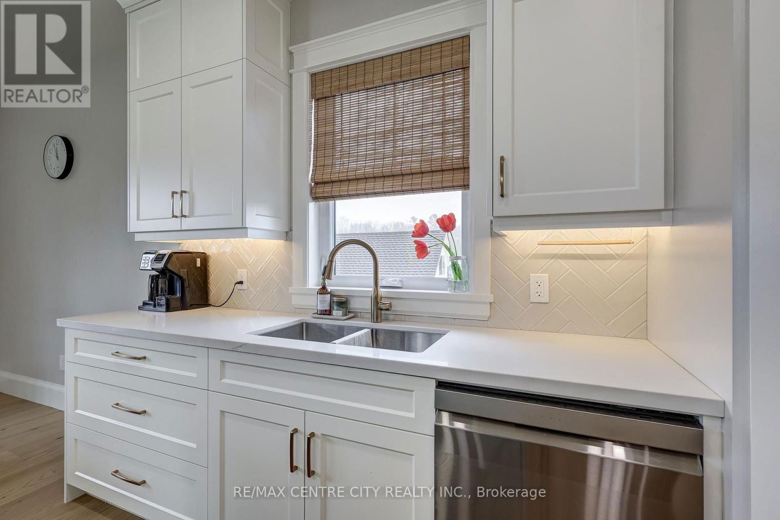 8 OAK STREET Image 12