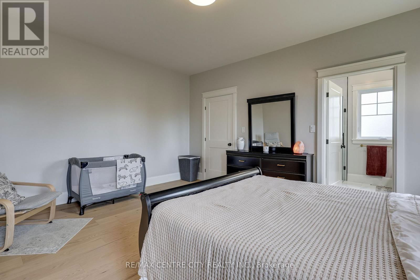 8 OAK STREET Image 15
