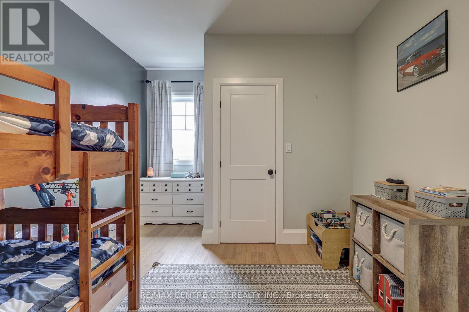 8 OAK STREET Image 22