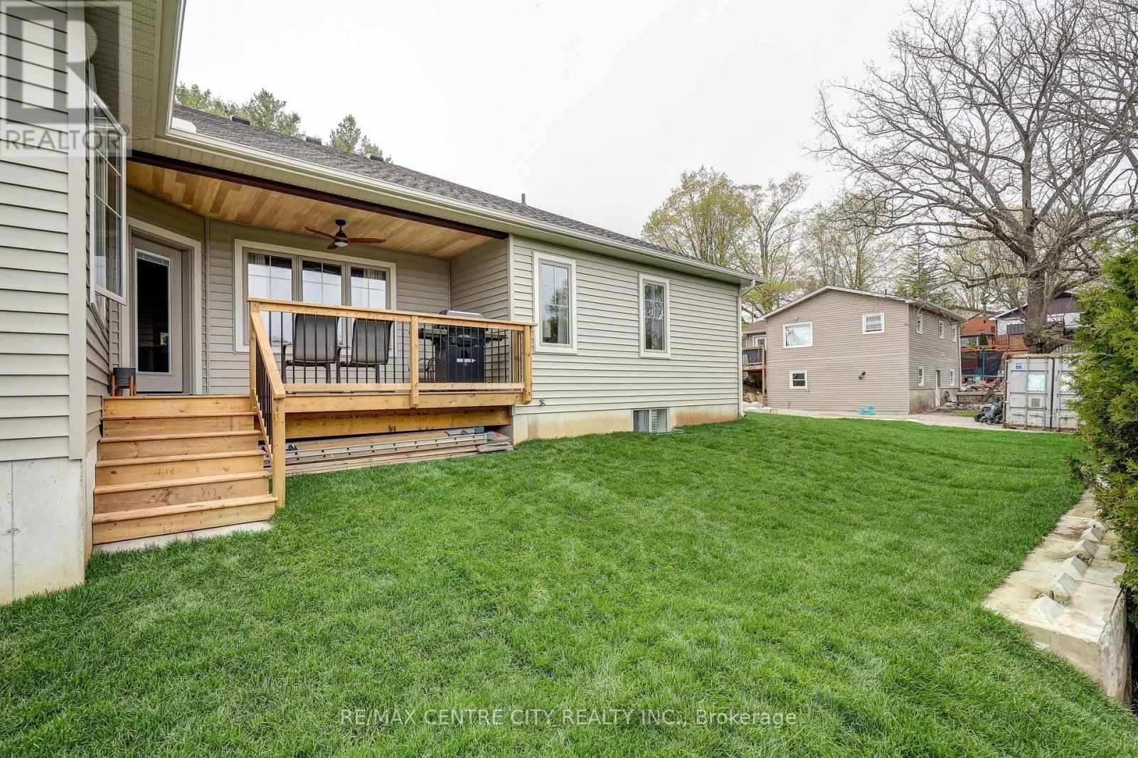 8 OAK STREET Image 30