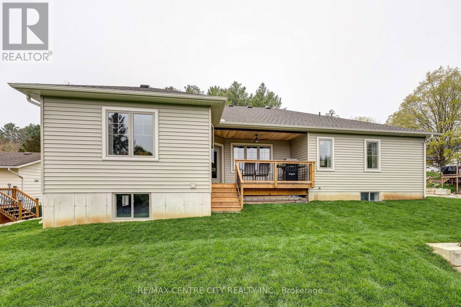 8 OAK STREET Image 32
