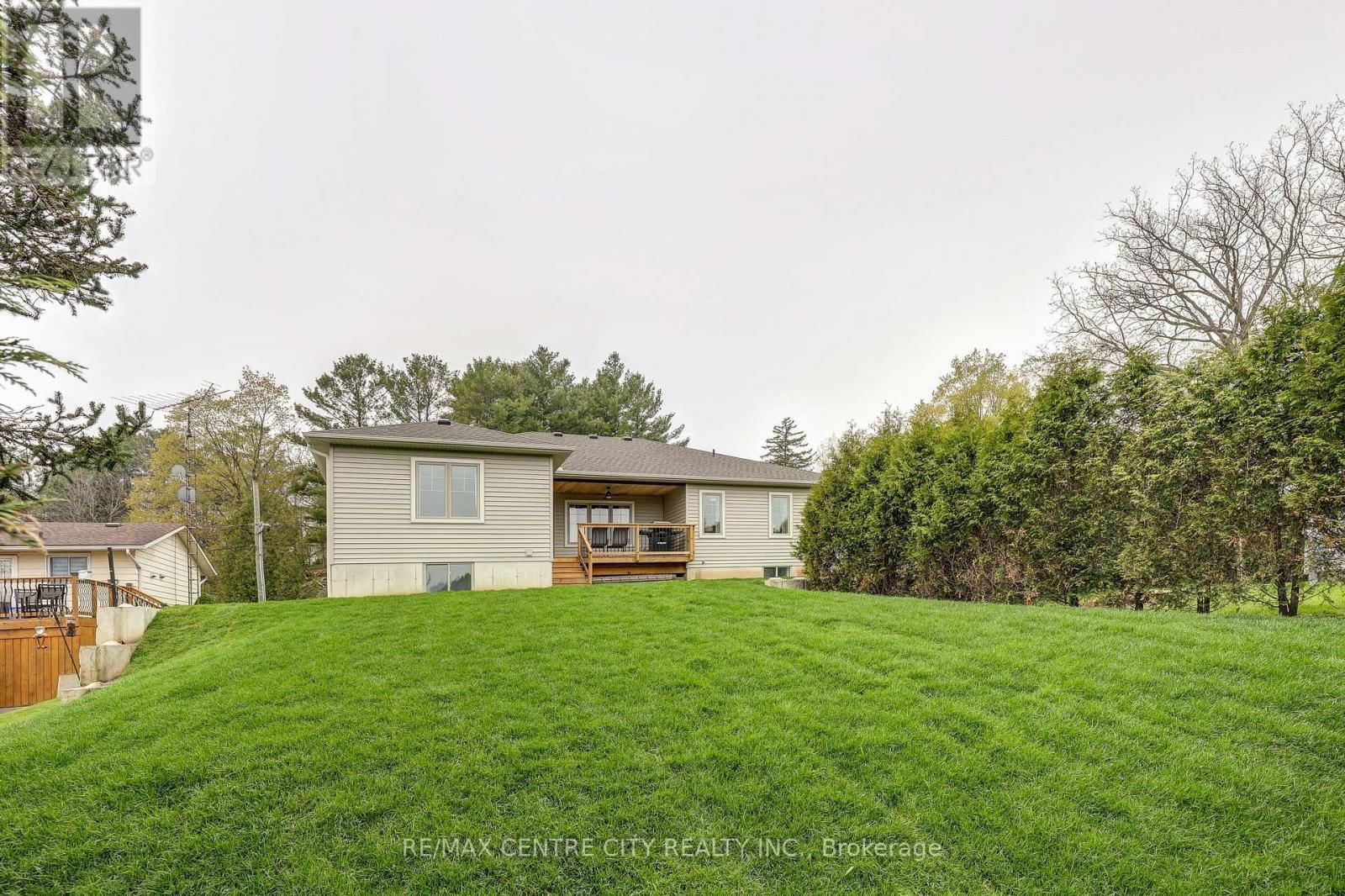 8 OAK STREET Image 33