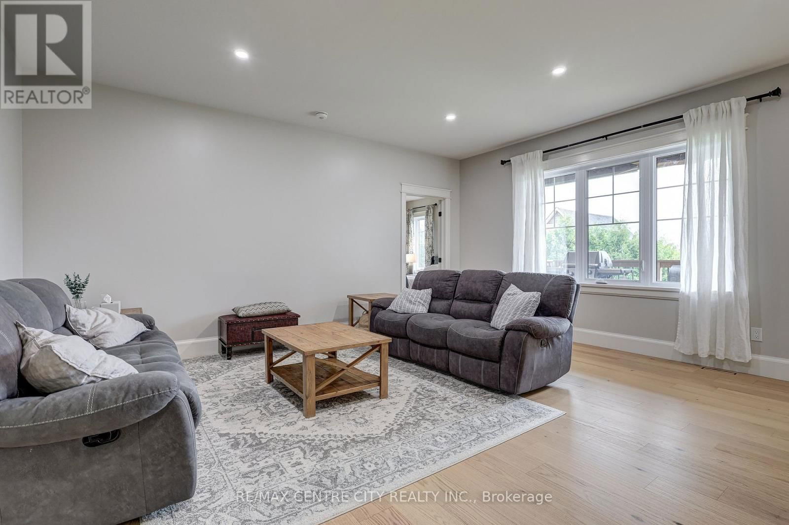 8 OAK STREET Image 6