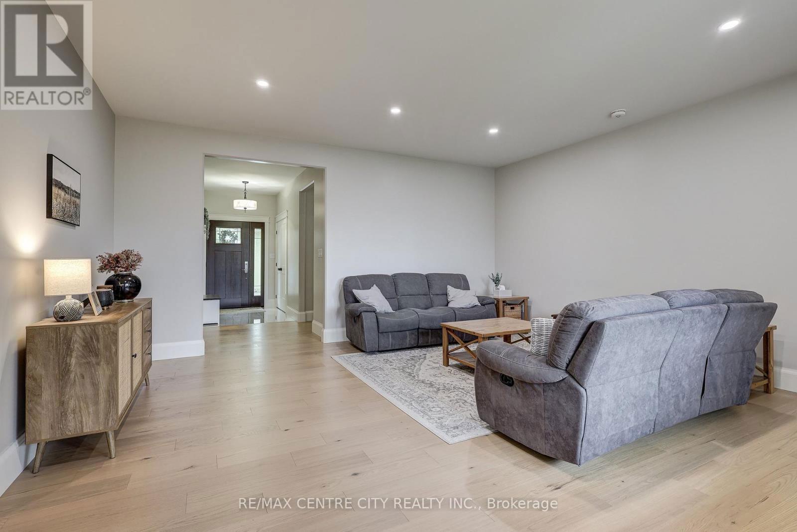 8 OAK STREET Image 8