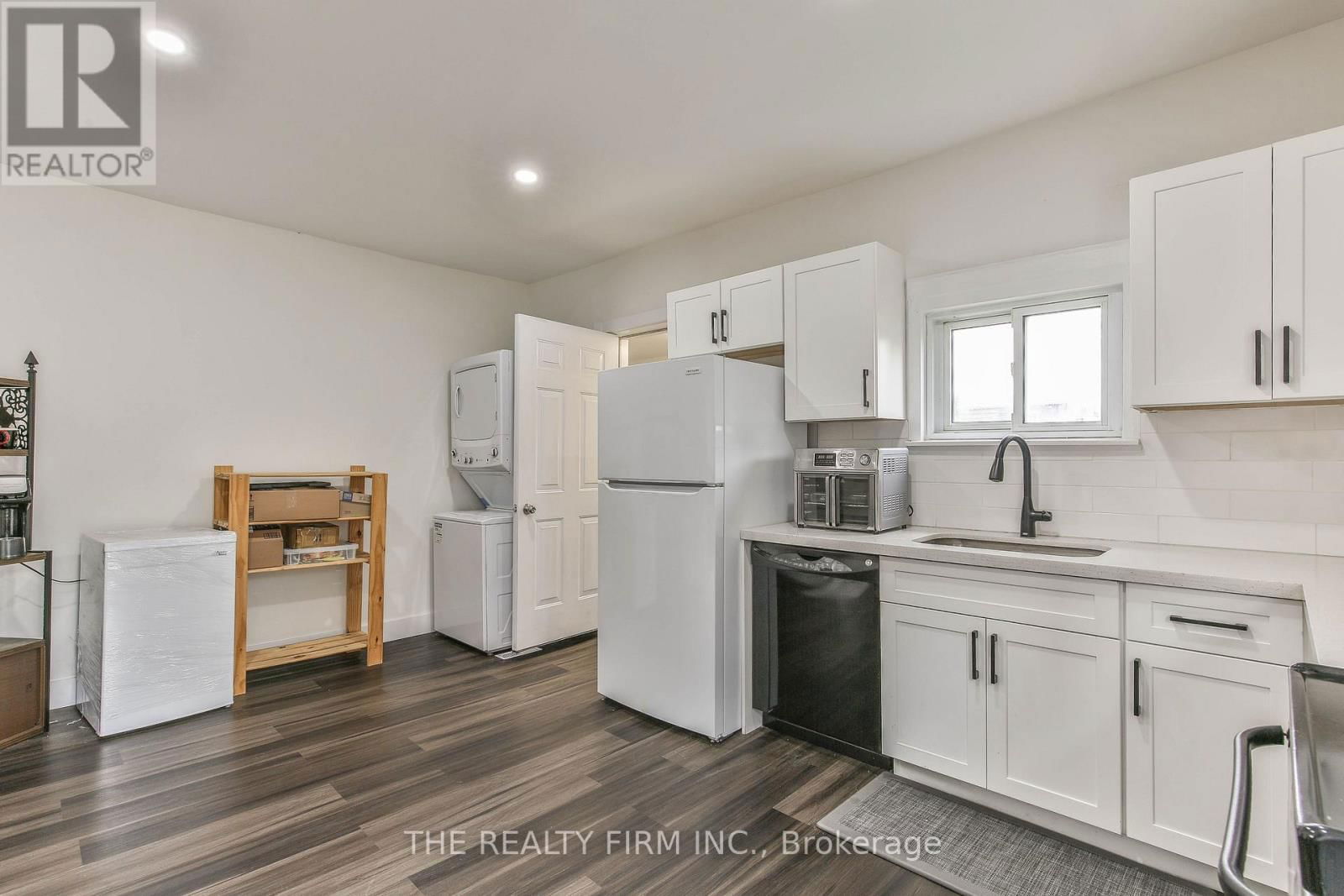 12 WELDON AVENUE Image 28
