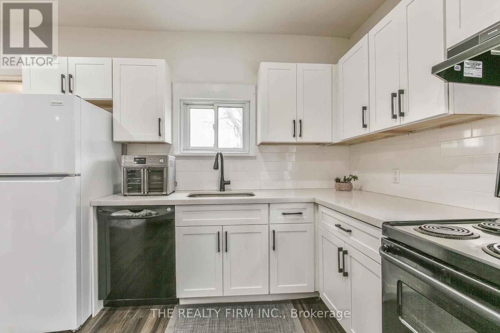 12 WELDON AVENUE Image 30
