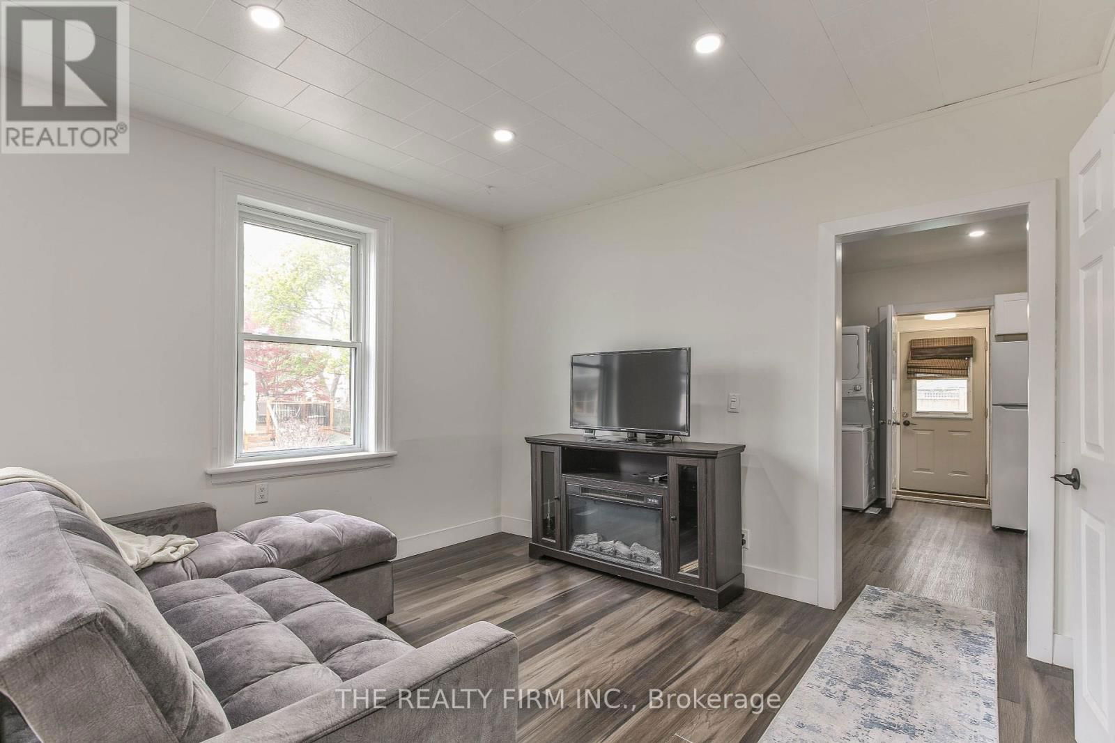 12 WELDON AVENUE Image 35