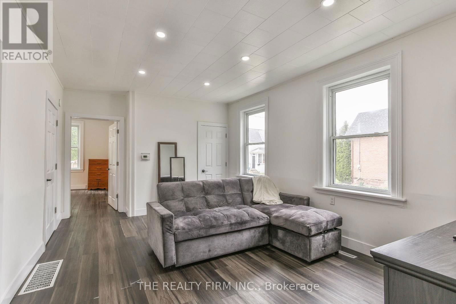 12 WELDON AVENUE Image 36