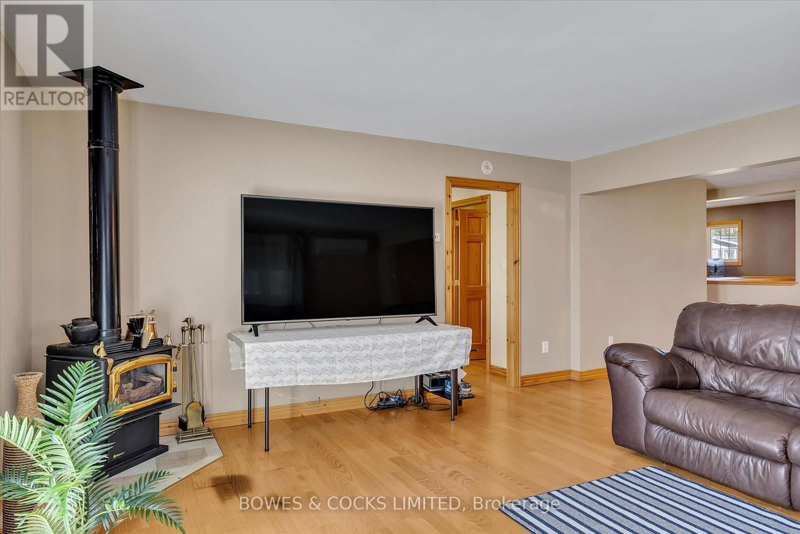240 LAKESHORE DRIVE Image 11