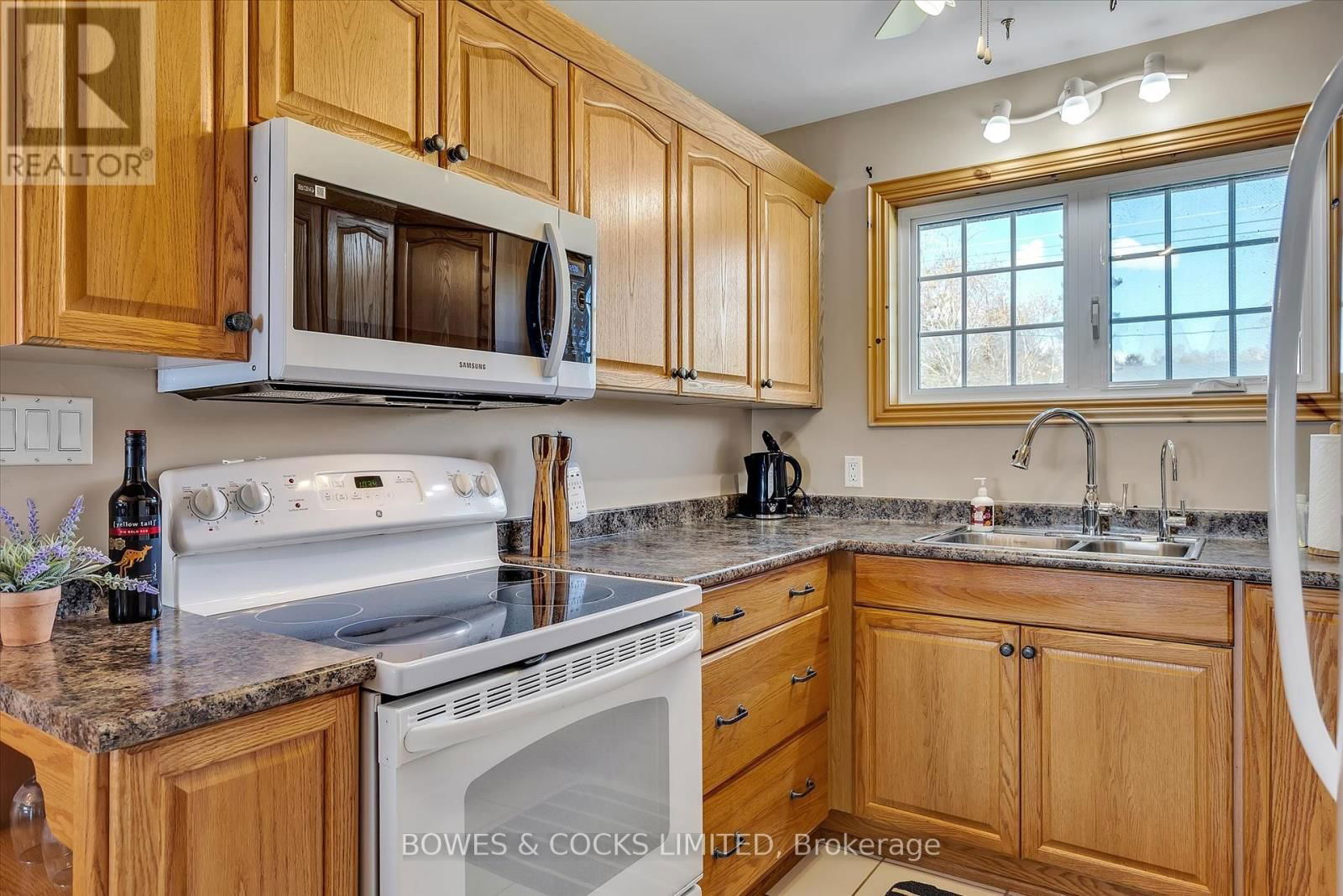 240 LAKESHORE DRIVE Image 15