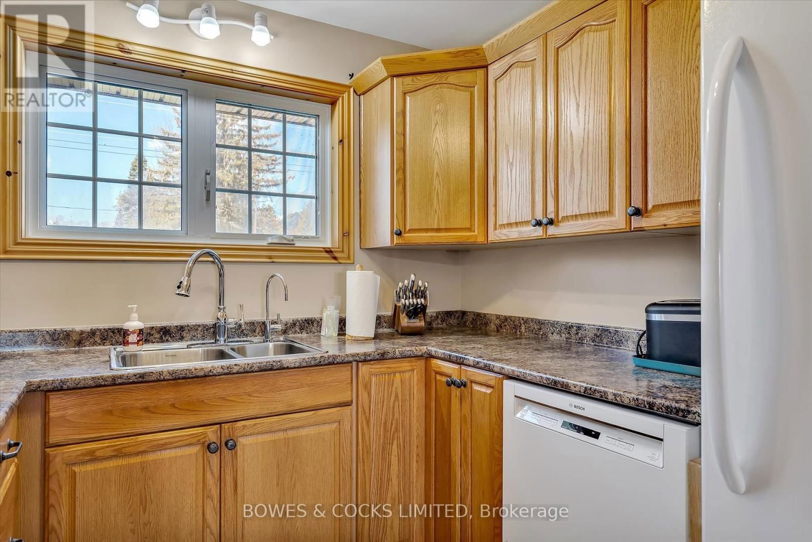 240 LAKESHORE DRIVE Image 16