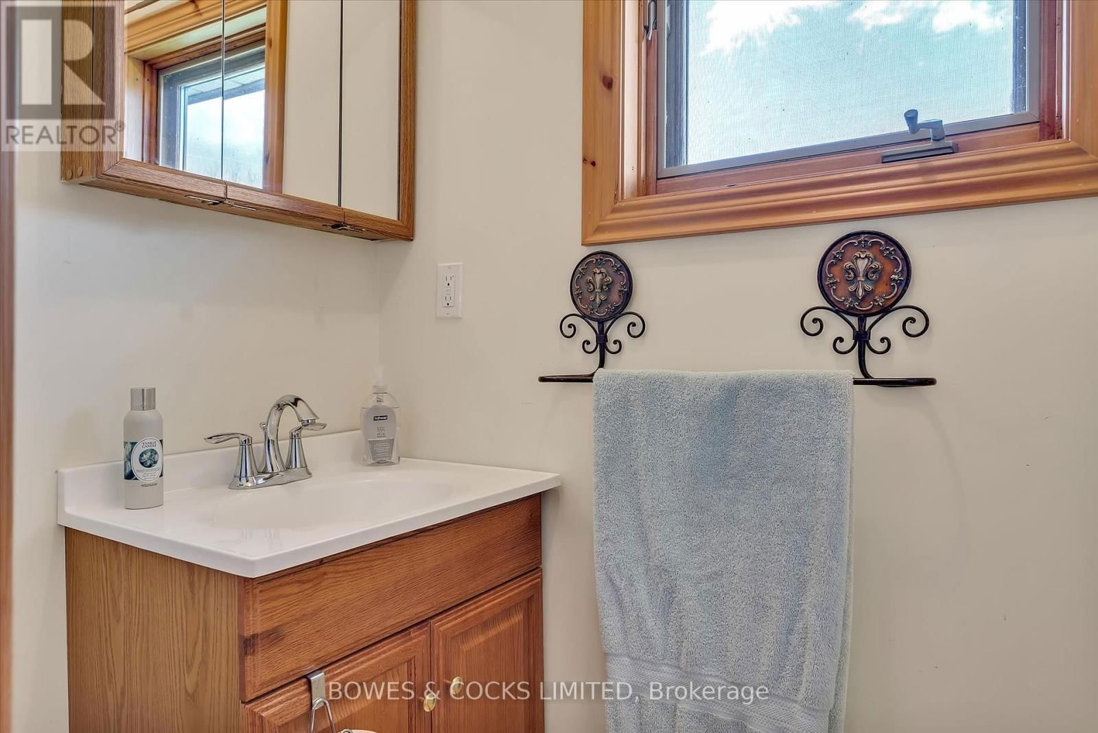 240 LAKESHORE DRIVE Image 19