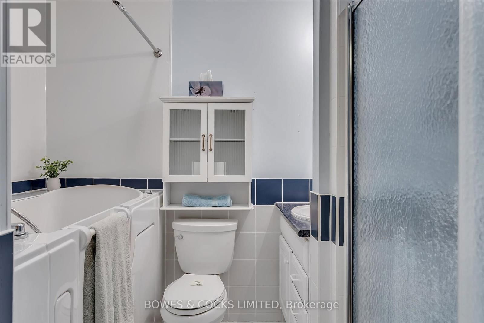 240 LAKESHORE DRIVE Image 22