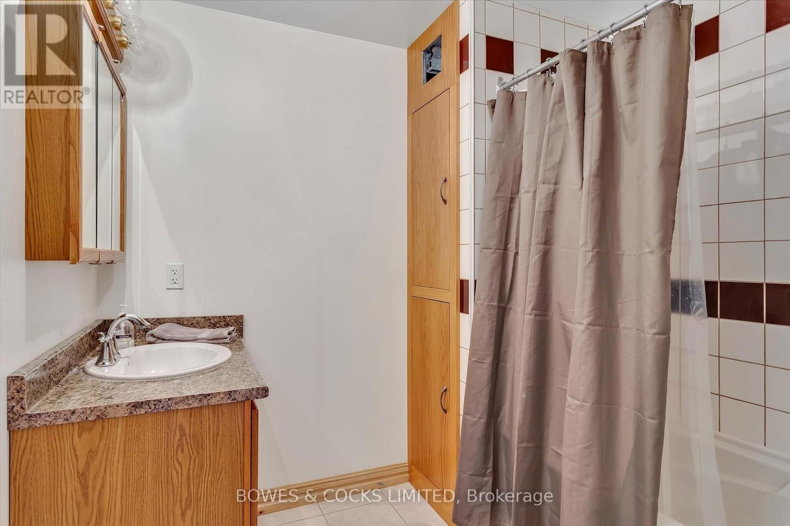 240 LAKESHORE DRIVE Image 32