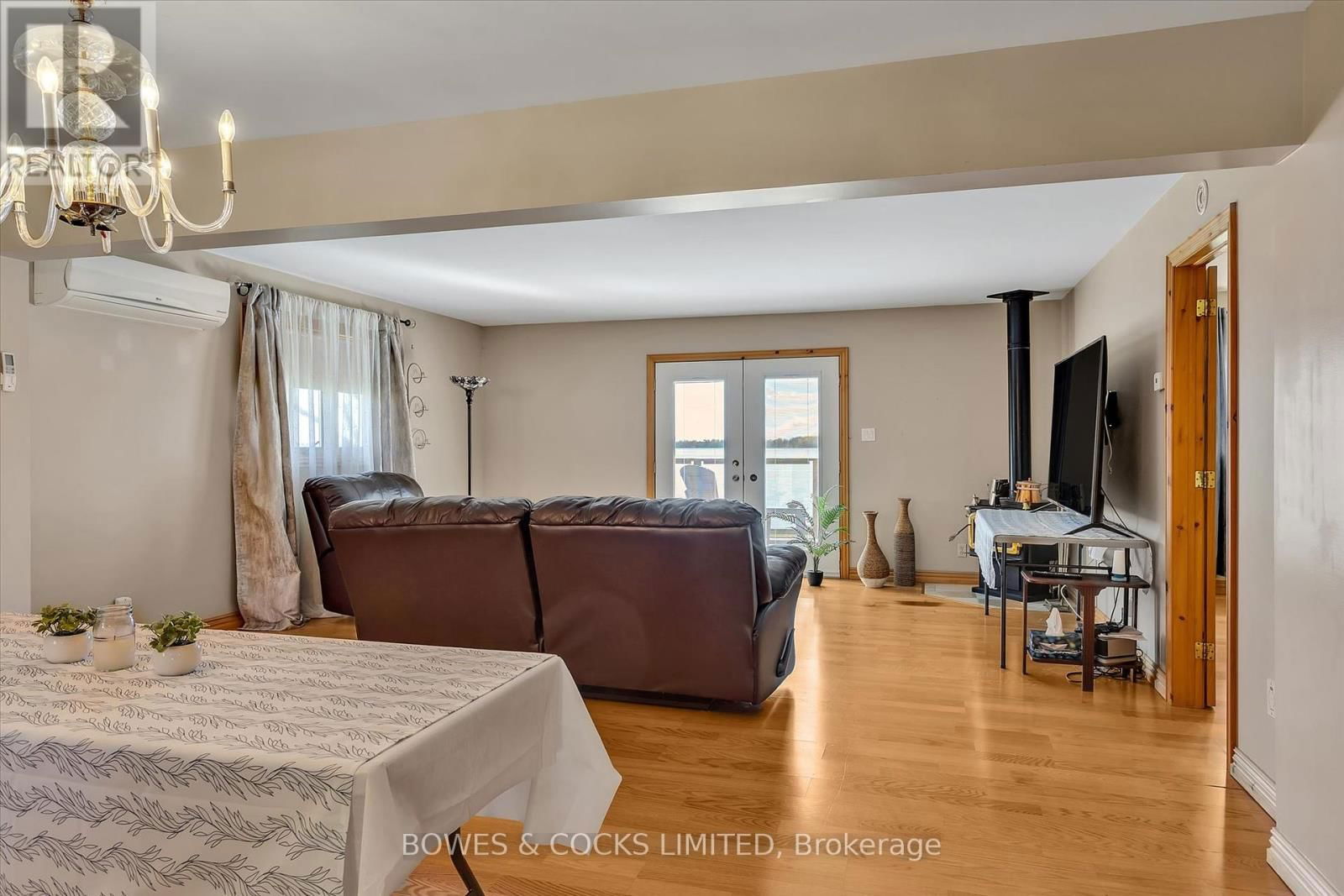 240 LAKESHORE DRIVE Image 8