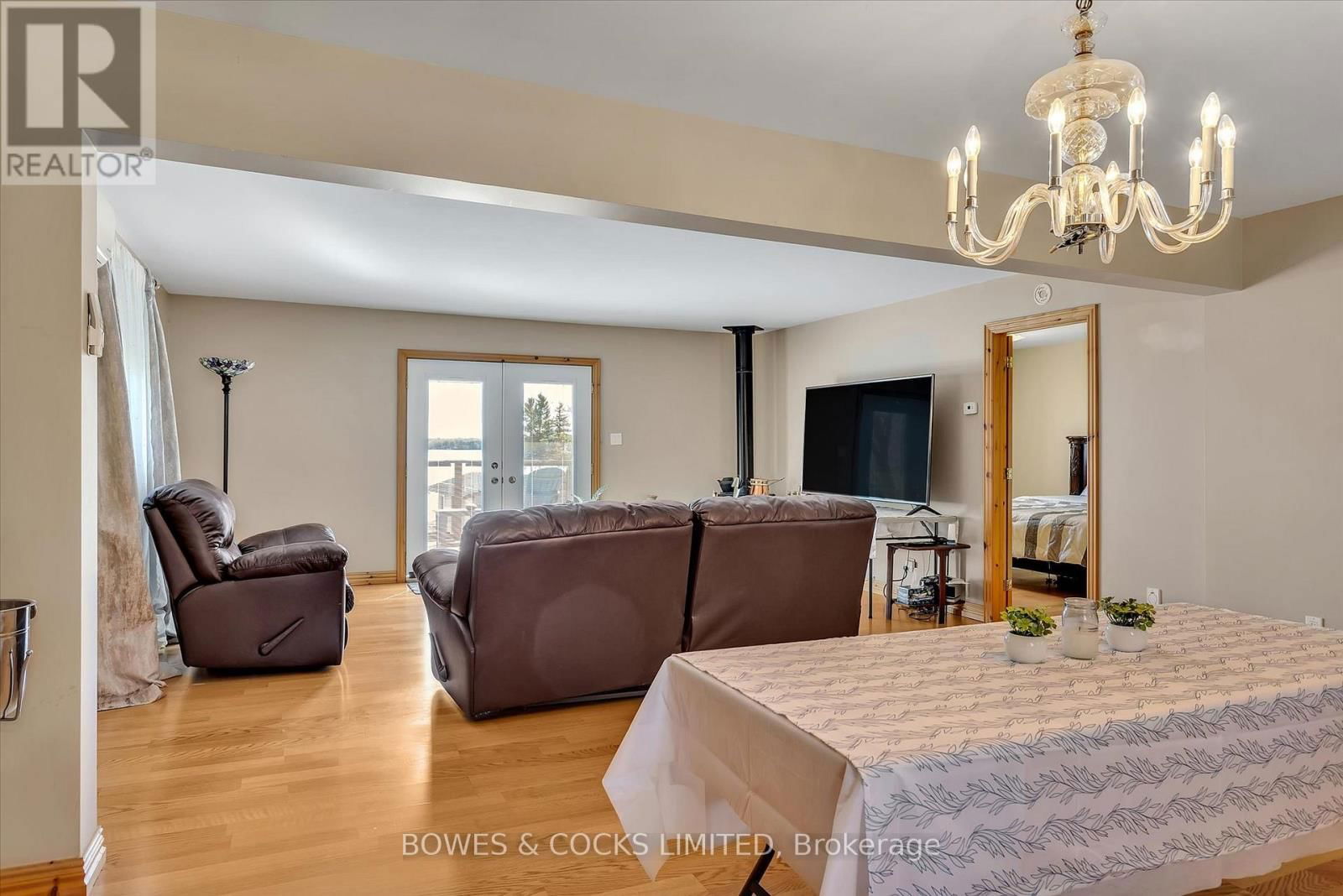 240 LAKESHORE DRIVE Image 9