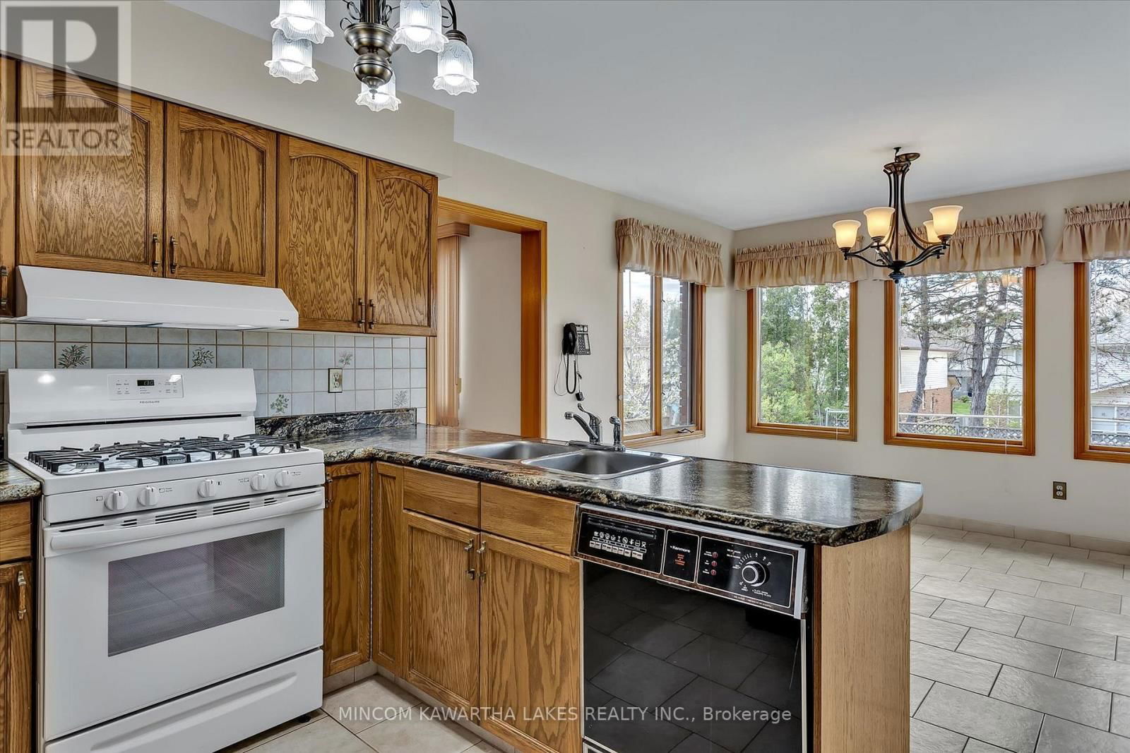 1914 PARKWOOD CIRCLE Image 15
