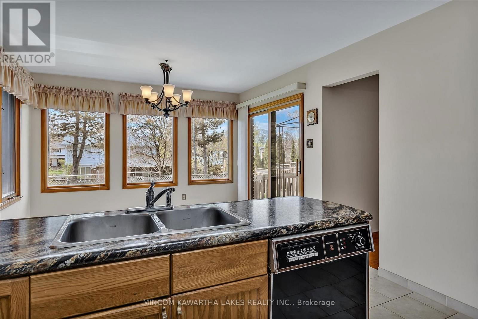 1914 PARKWOOD CIRCLE Image 16