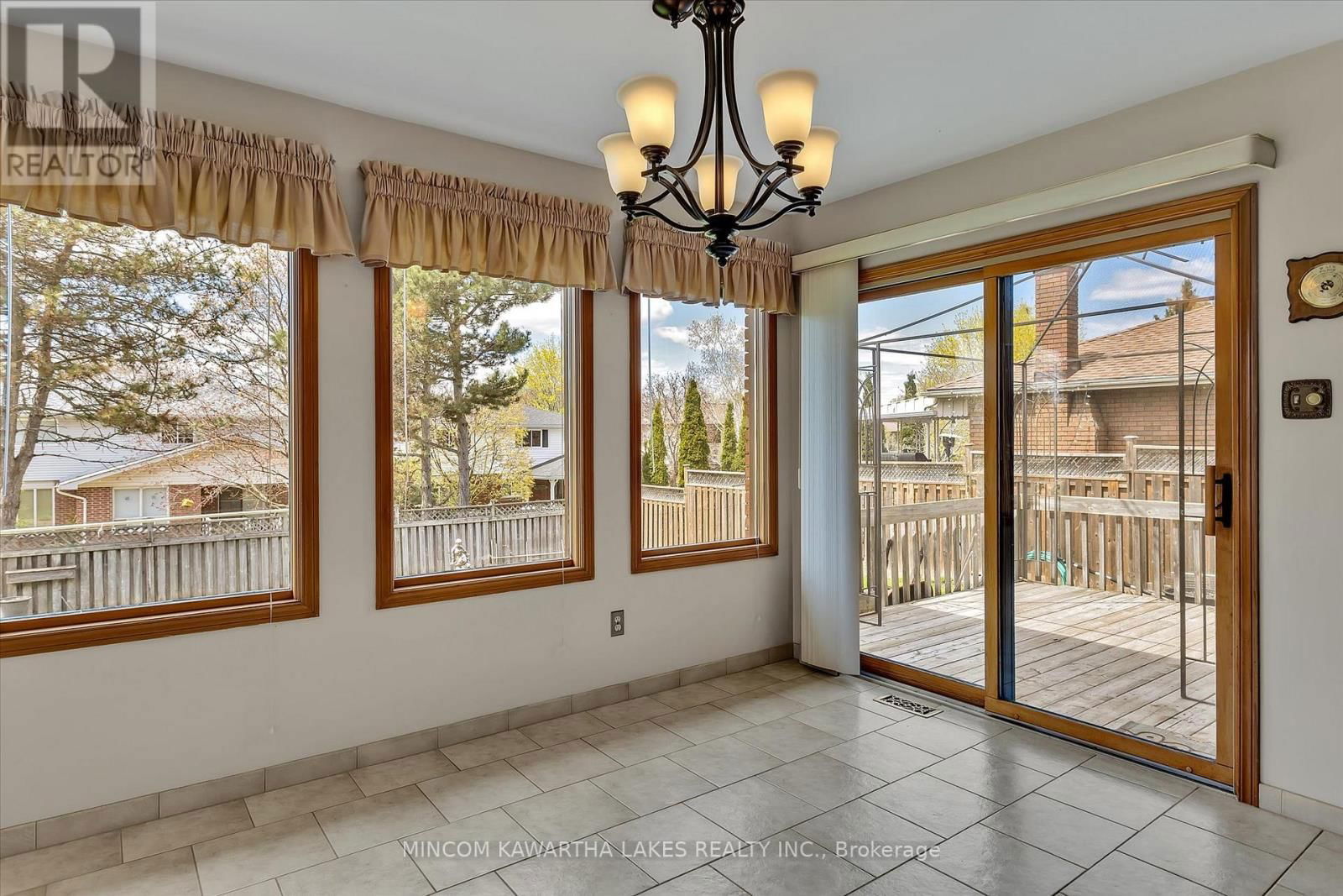1914 PARKWOOD CIRCLE Image 17