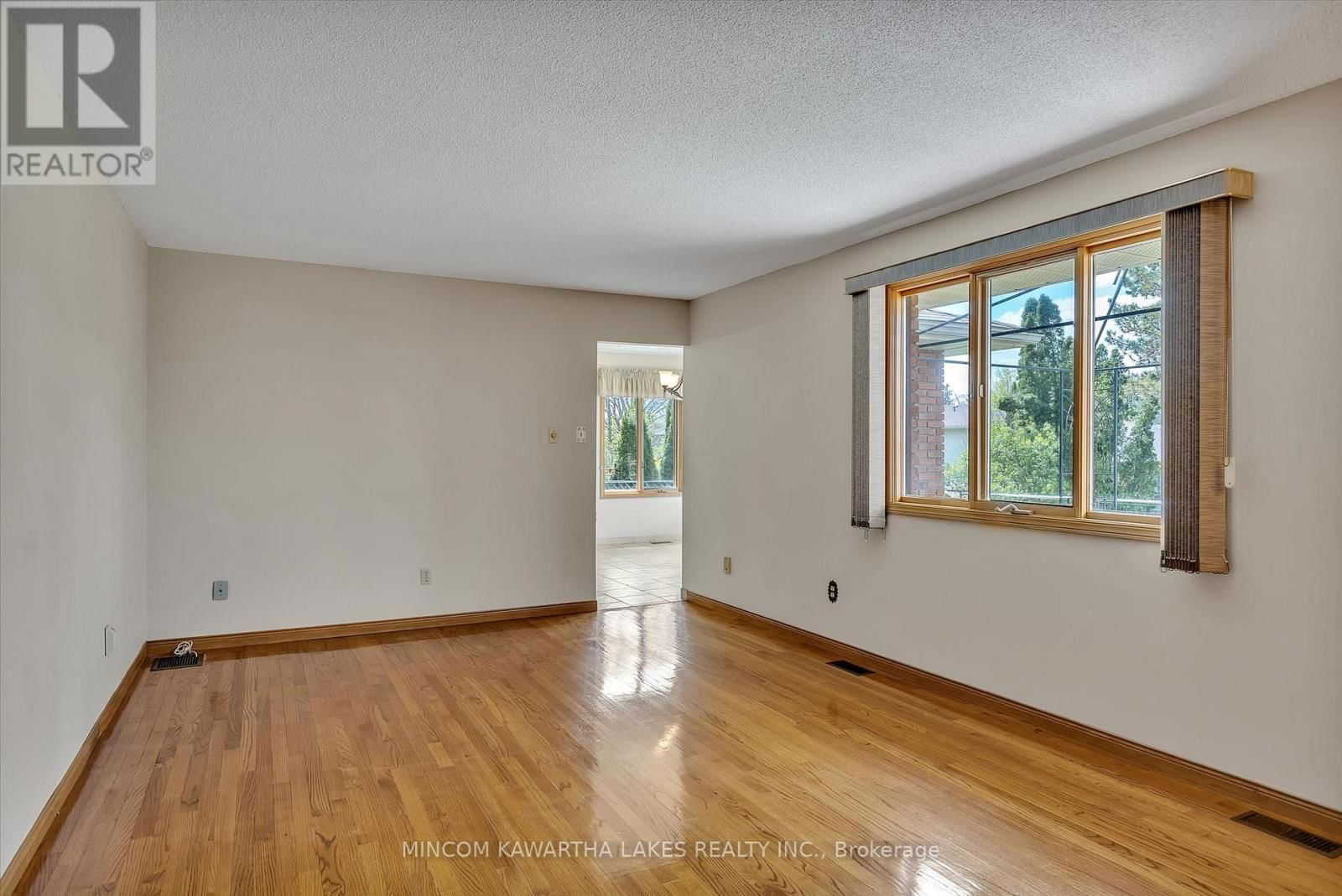 1914 PARKWOOD CIRCLE Image 20