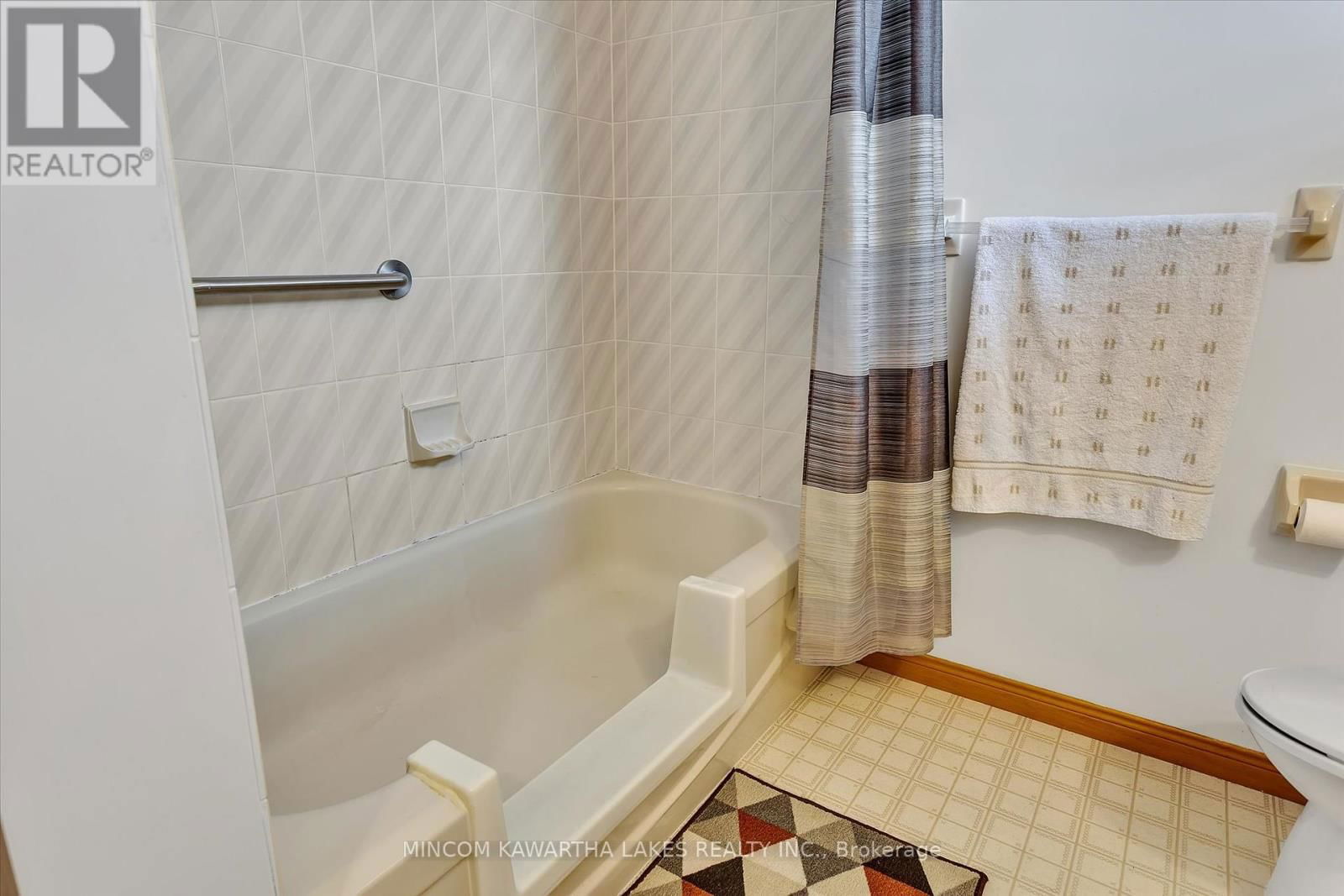 1914 PARKWOOD CIRCLE Image 24