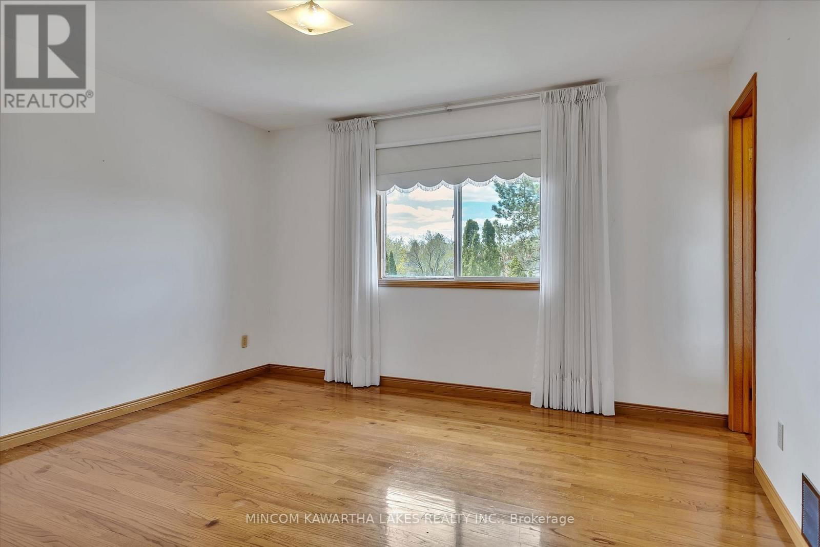 1914 PARKWOOD CIRCLE Image 25