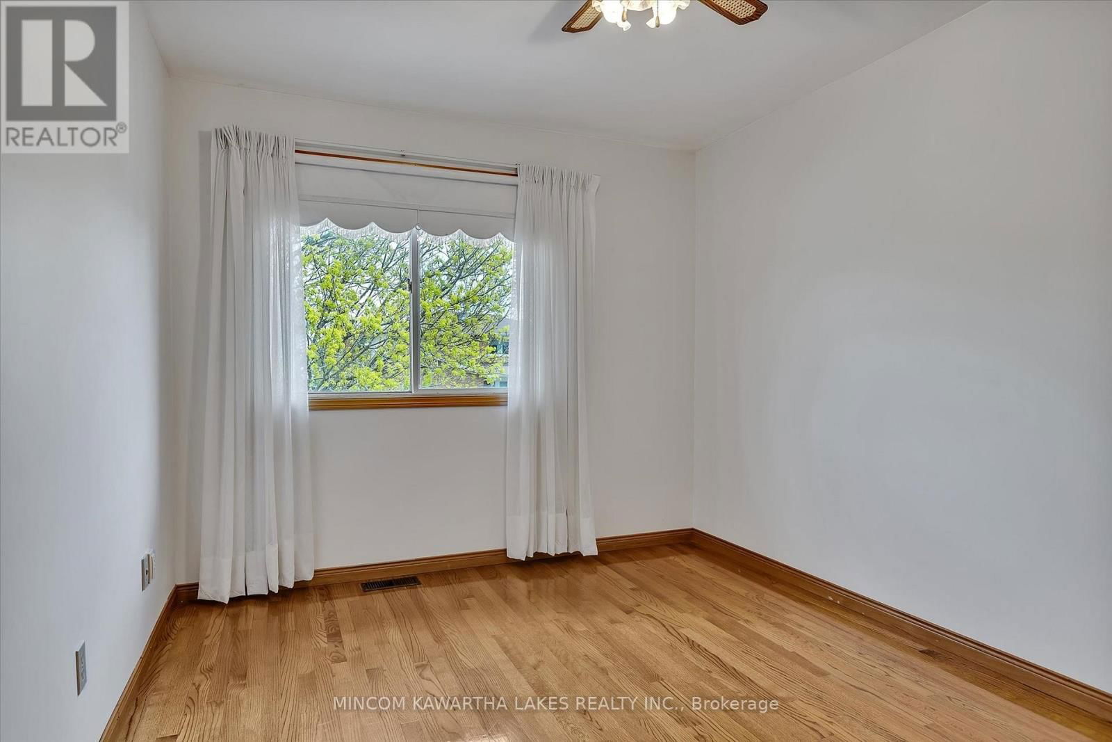 1914 PARKWOOD CIRCLE Image 28