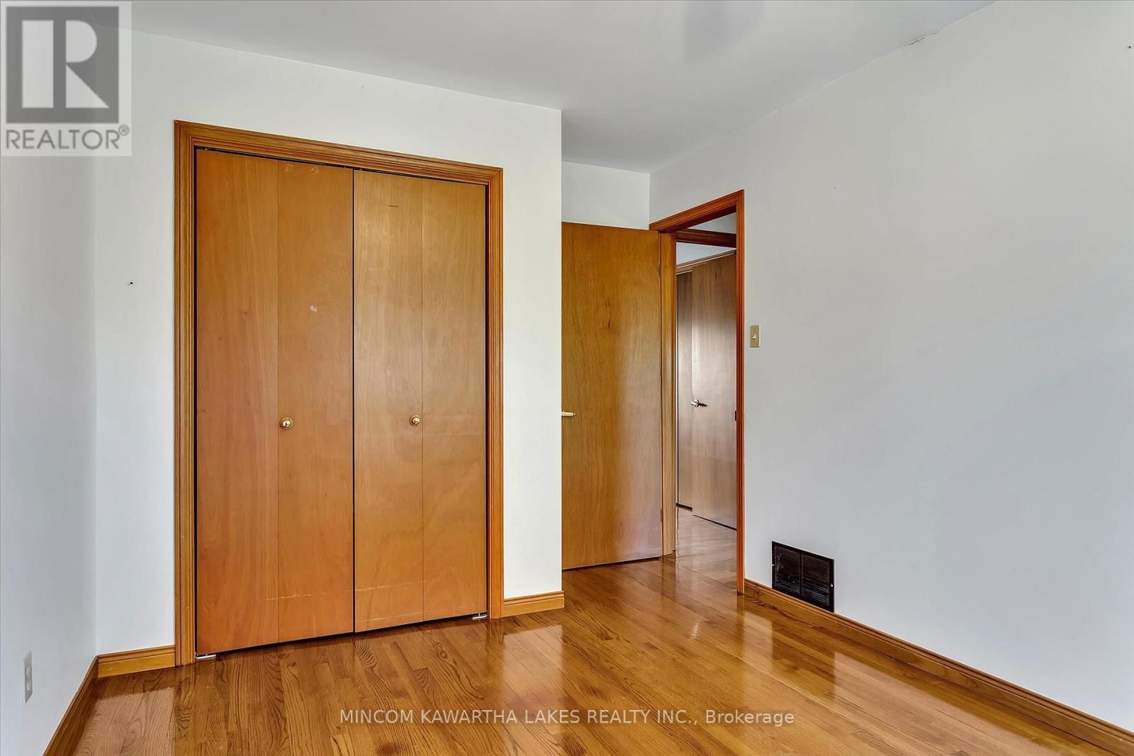 1914 PARKWOOD CIRCLE Image 29