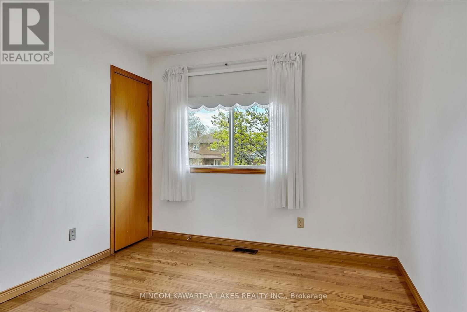 1914 PARKWOOD CIRCLE Image 30